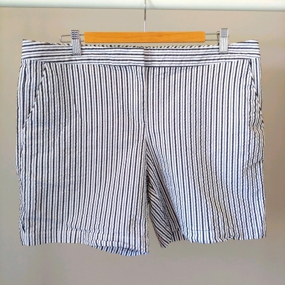 Izod Seersucker Cotton Striped Shorts Size 14 - Picture 1 of 10